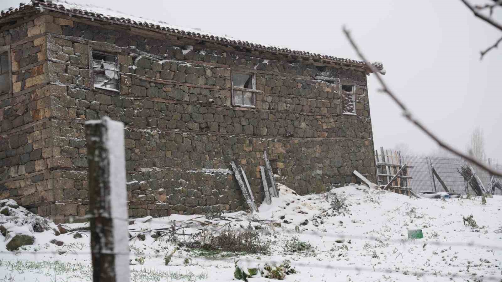 Biga’da karla kaplanan 2 köy yolu açıldı
Biga’da karla kaplanan 2 köy yolu açıldı