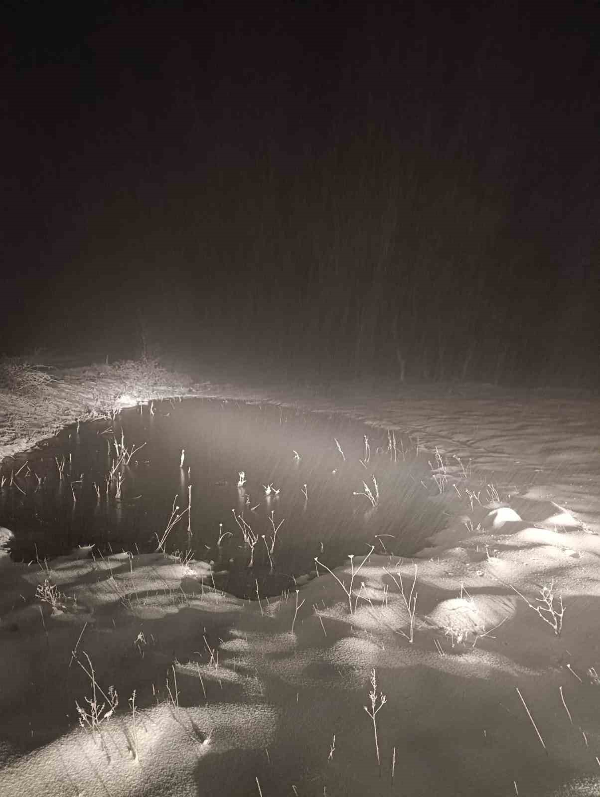 Biga’da karla kaplanan 2 köy yolu açıldı
Biga’da karla kaplanan 2 köy yolu açıldı