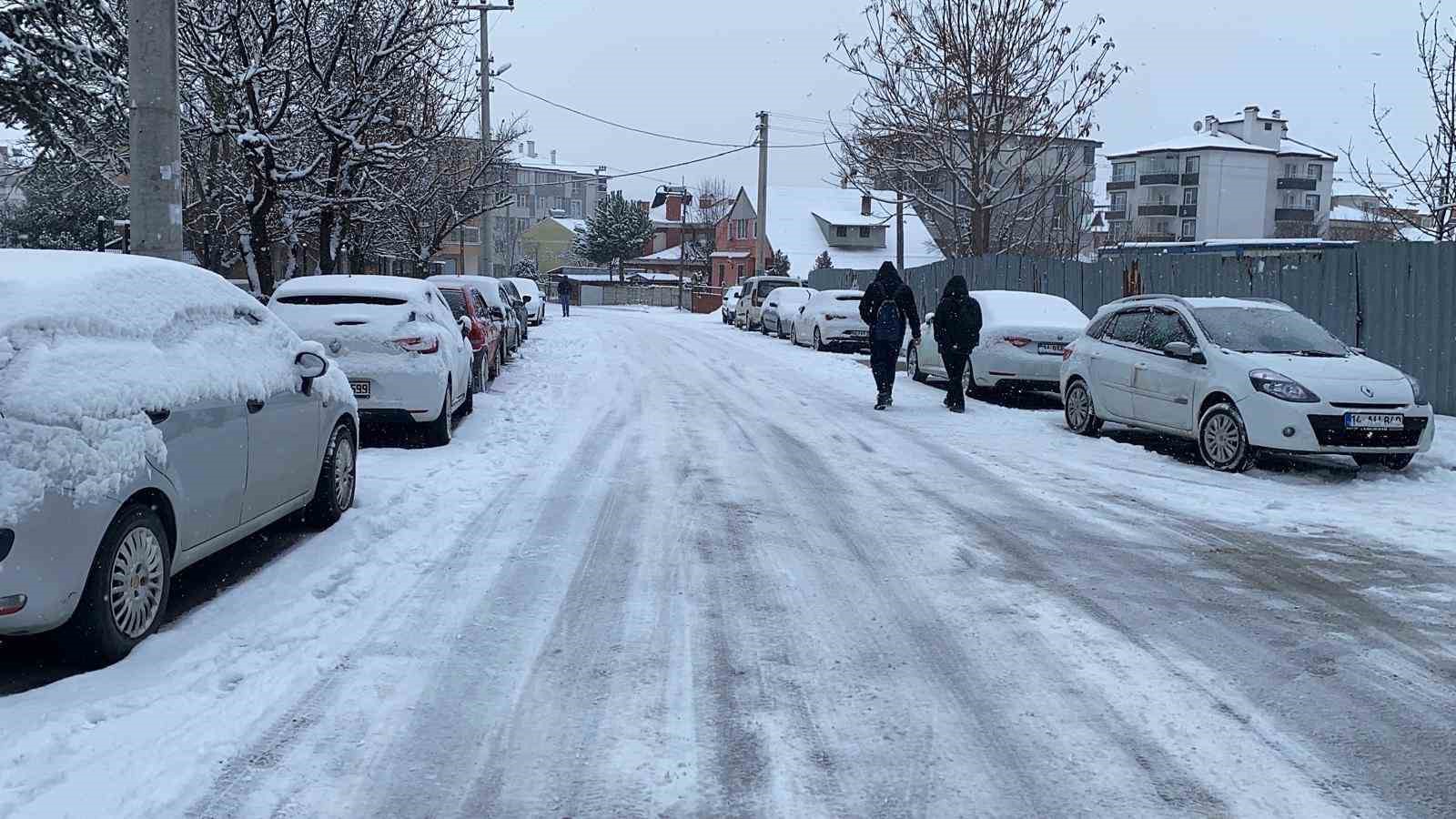 Bolu güne karla uyandı
Bolu güne karla uyandı