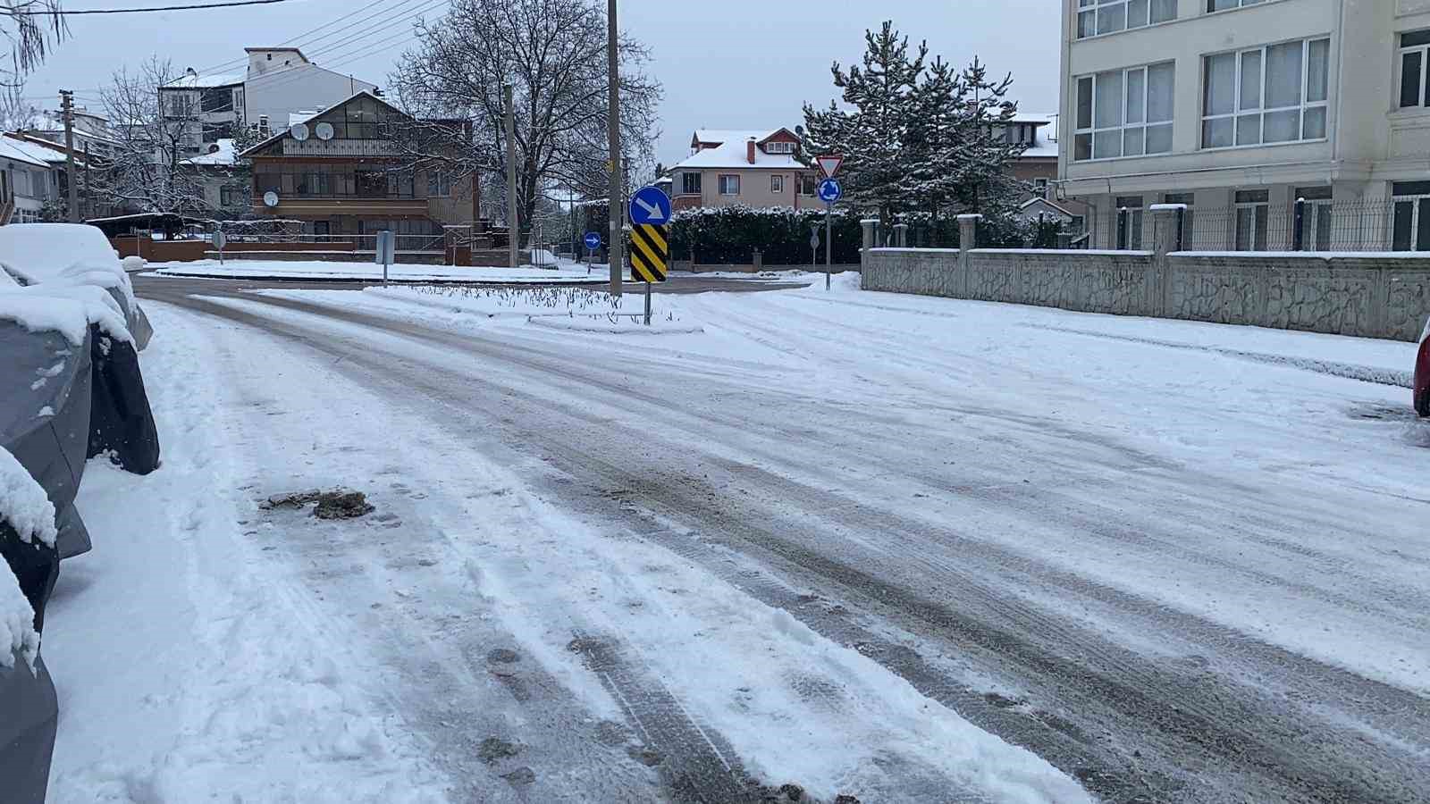 Bolu güne karla uyandı
Bolu güne karla uyandı