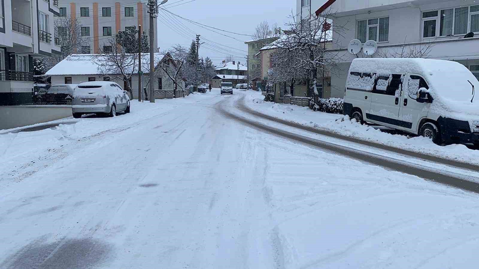 Bolu güne karla uyandı
Bolu güne karla uyandı