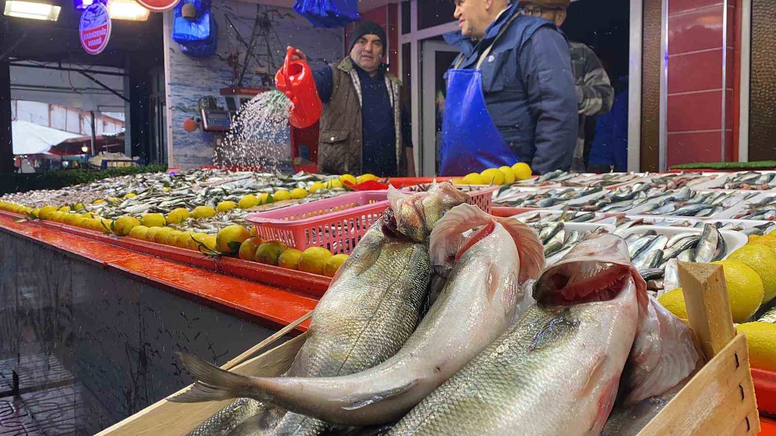 Bolu’da balık tezgahlarını fırtına vurdu
