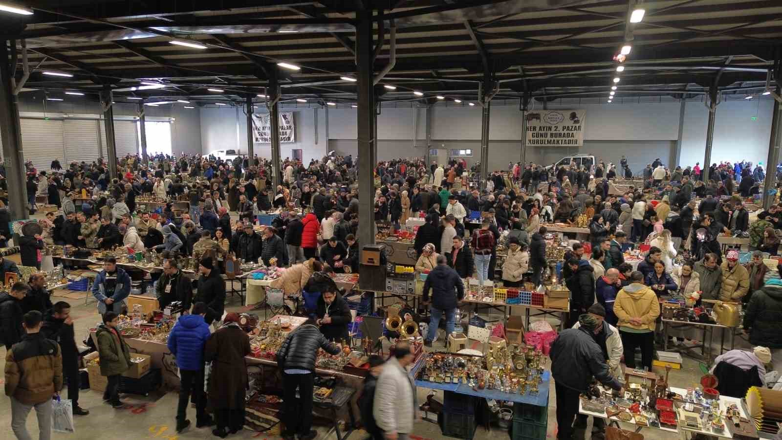 Bu pazarda tezgahtakiler geçmişe götürüyor
Bu pazarda tezgahtakiler geçmişe götürüyor