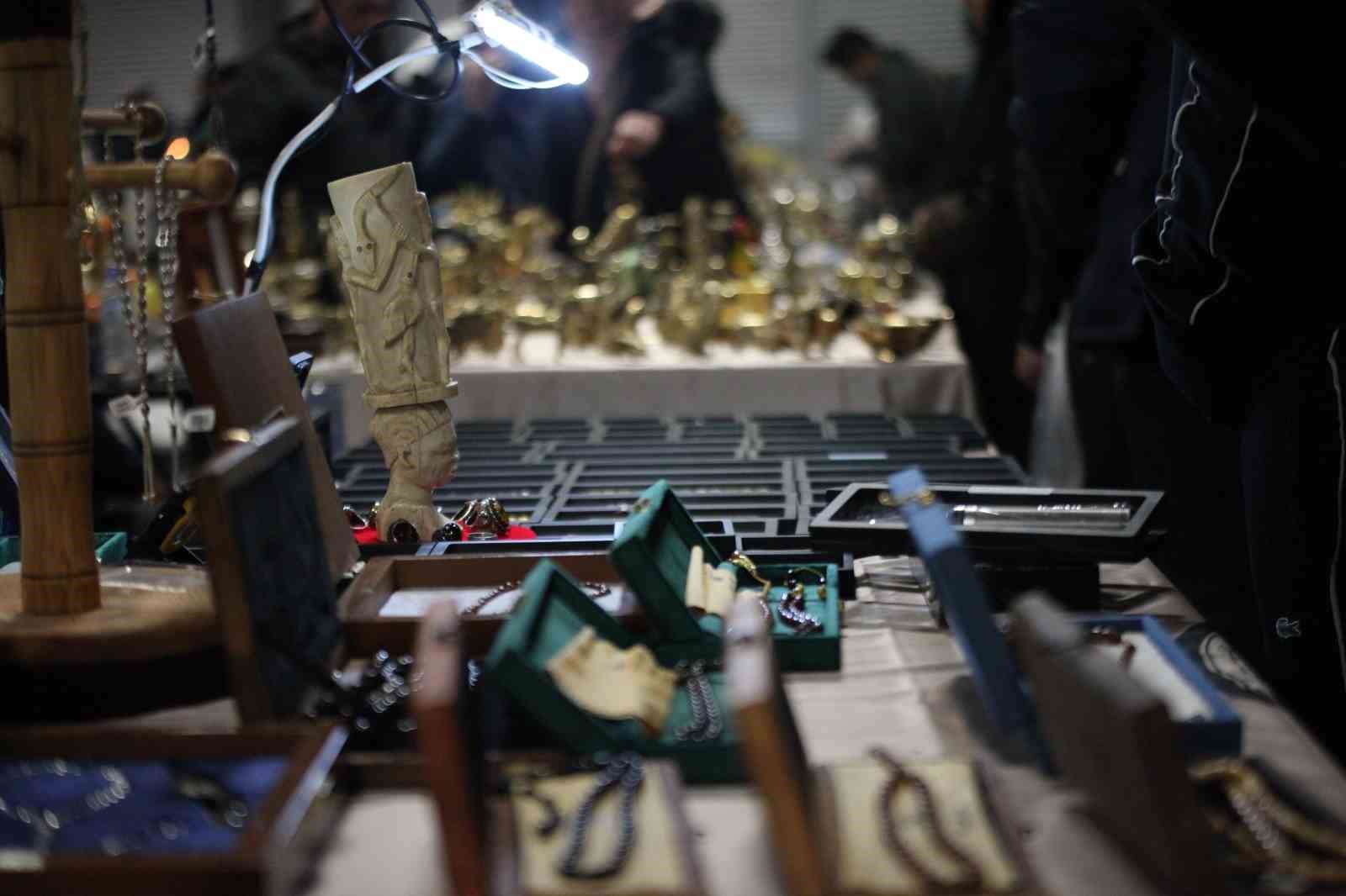 Bu pazarda tezgahtakiler geçmişe götürüyor
Bu pazarda tezgahtakiler geçmişe götürüyor