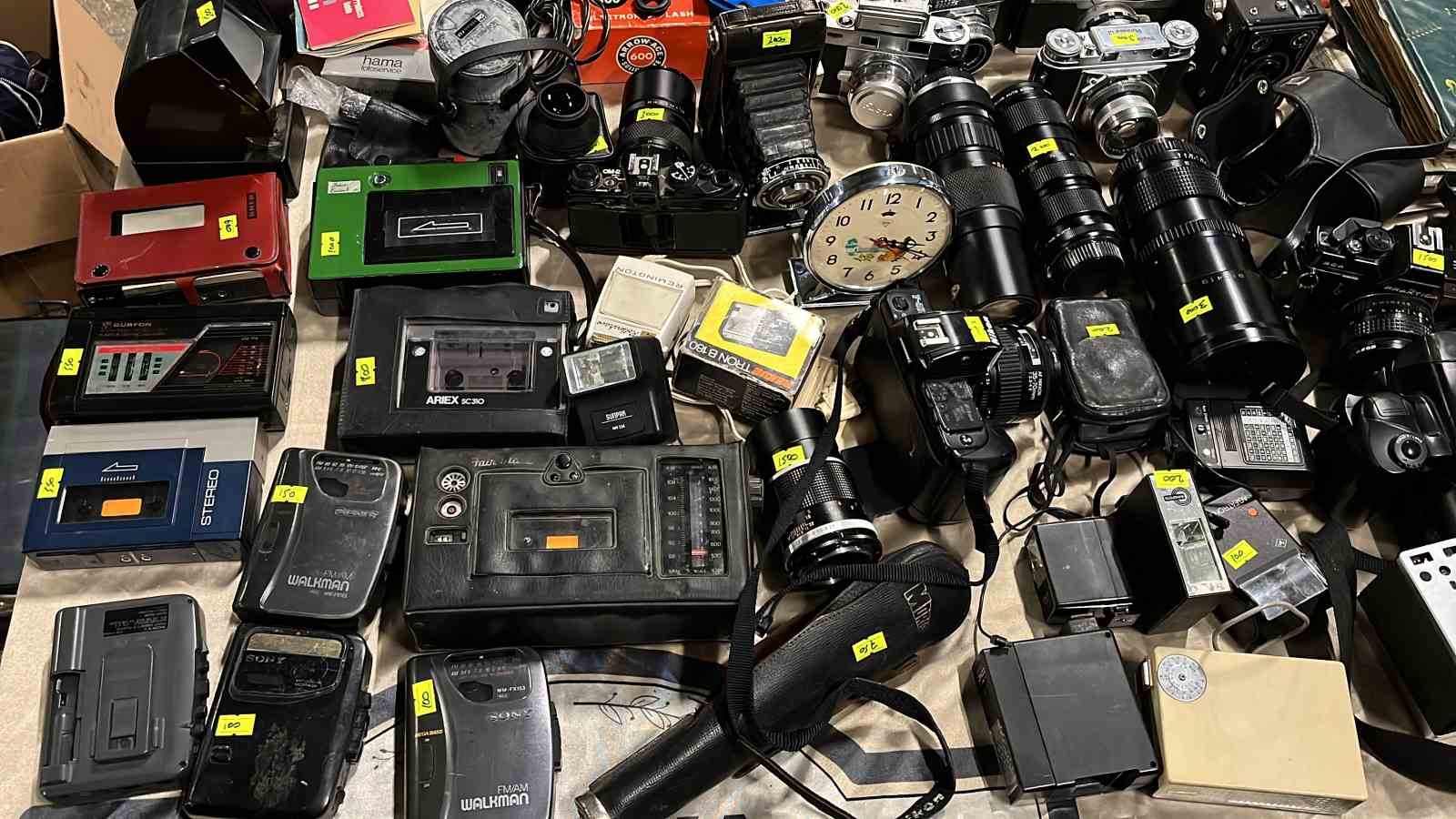 Bu pazarda tezgahtakiler geçmişe götürüyor
Bu pazarda tezgahtakiler geçmişe götürüyor