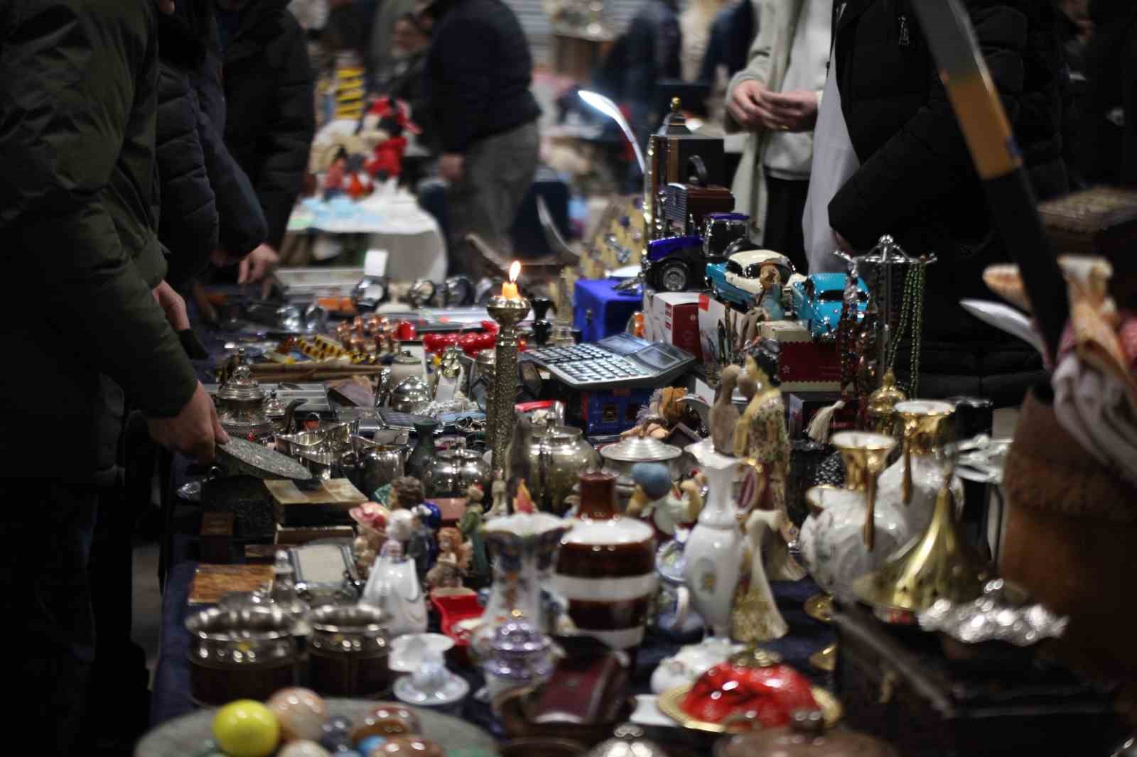 Bu pazarda tezgahtakiler geçmişe götürüyor
Bu pazarda tezgahtakiler geçmişe götürüyor