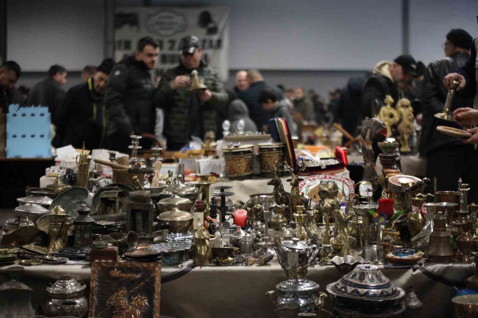 Bu pazarda tezgahtakiler geçmişe götürüyor
Bu pazarda tezgahtakiler geçmişe götürüyor