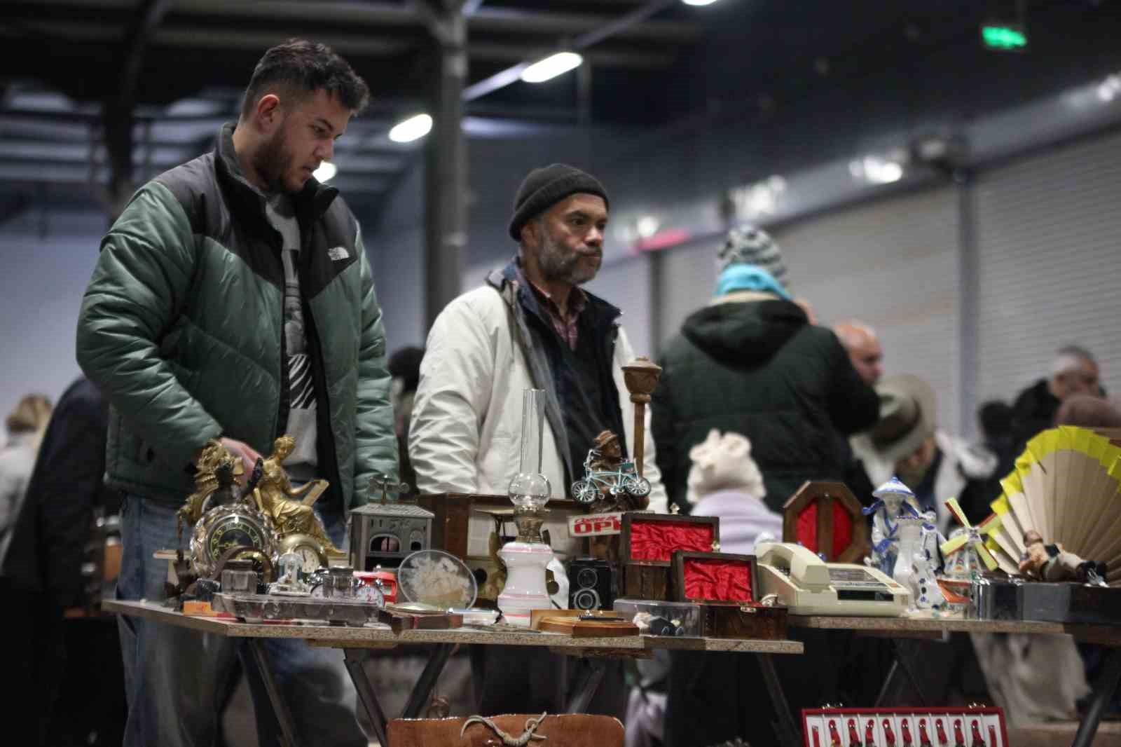 Bu pazarda tezgahtakiler geçmişe götürüyor
Bu pazarda tezgahtakiler geçmişe götürüyor