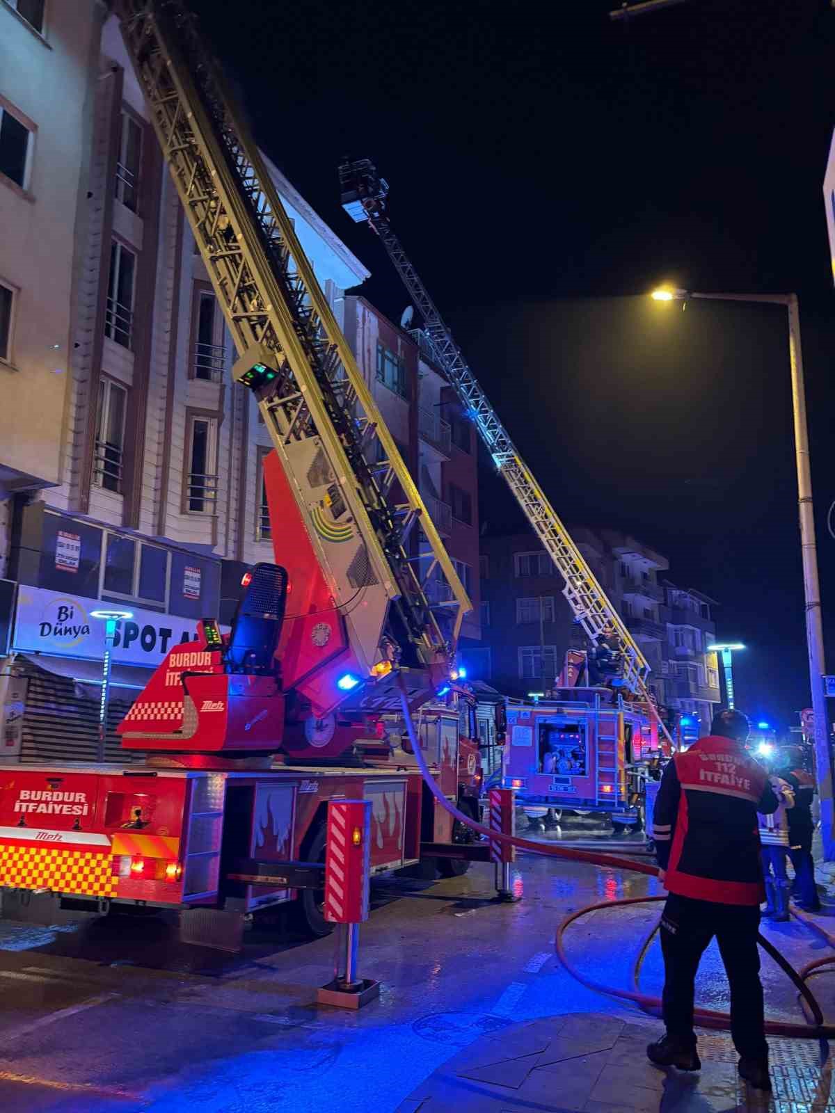 Burdur’da 4 katlı binada korkutan yangın
Burdur’da 4 katlı binada korkutan yangın