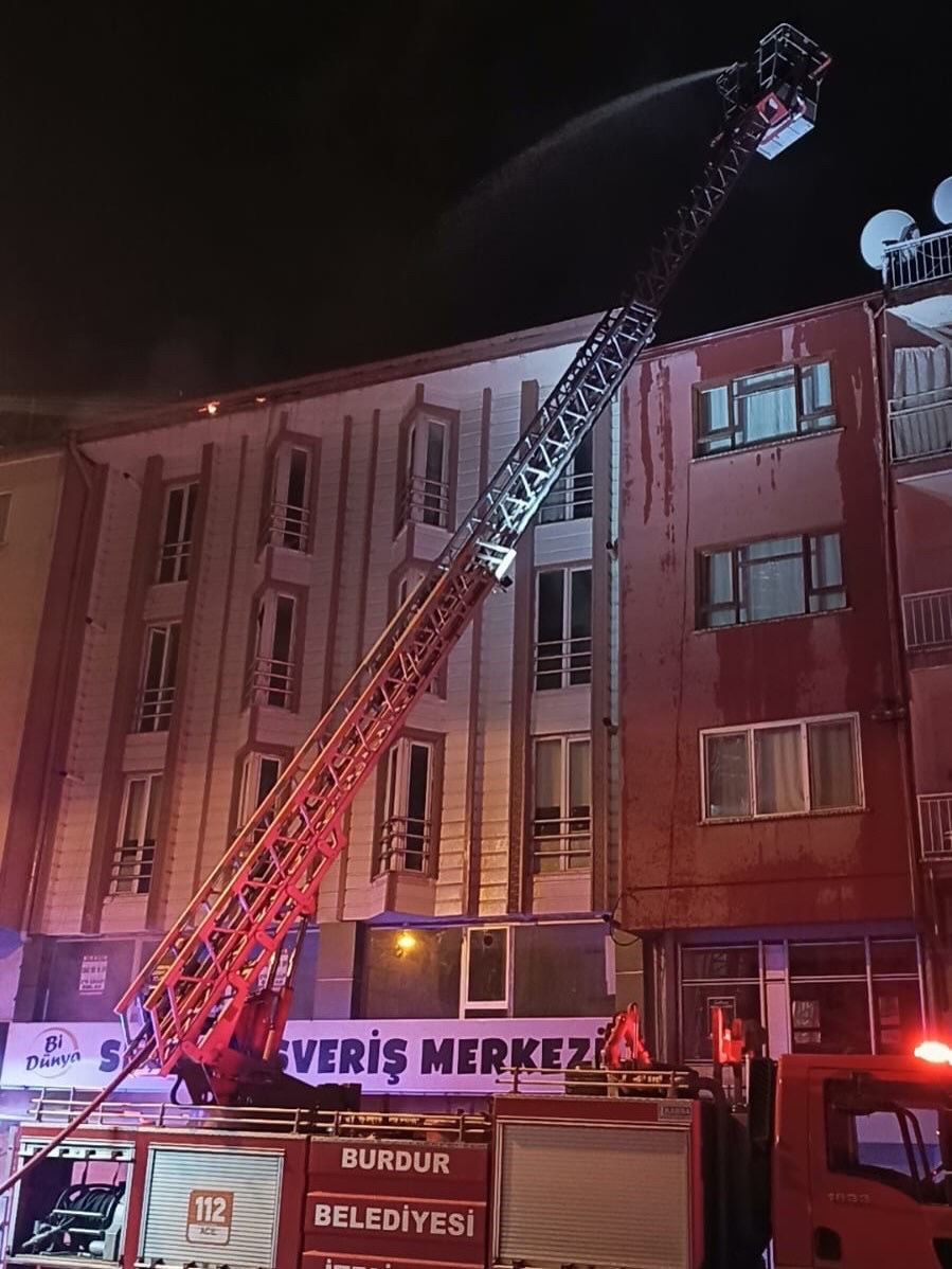 Burdur’da 4 katlı binada korkutan yangın
Burdur’da 4 katlı binada korkutan yangın