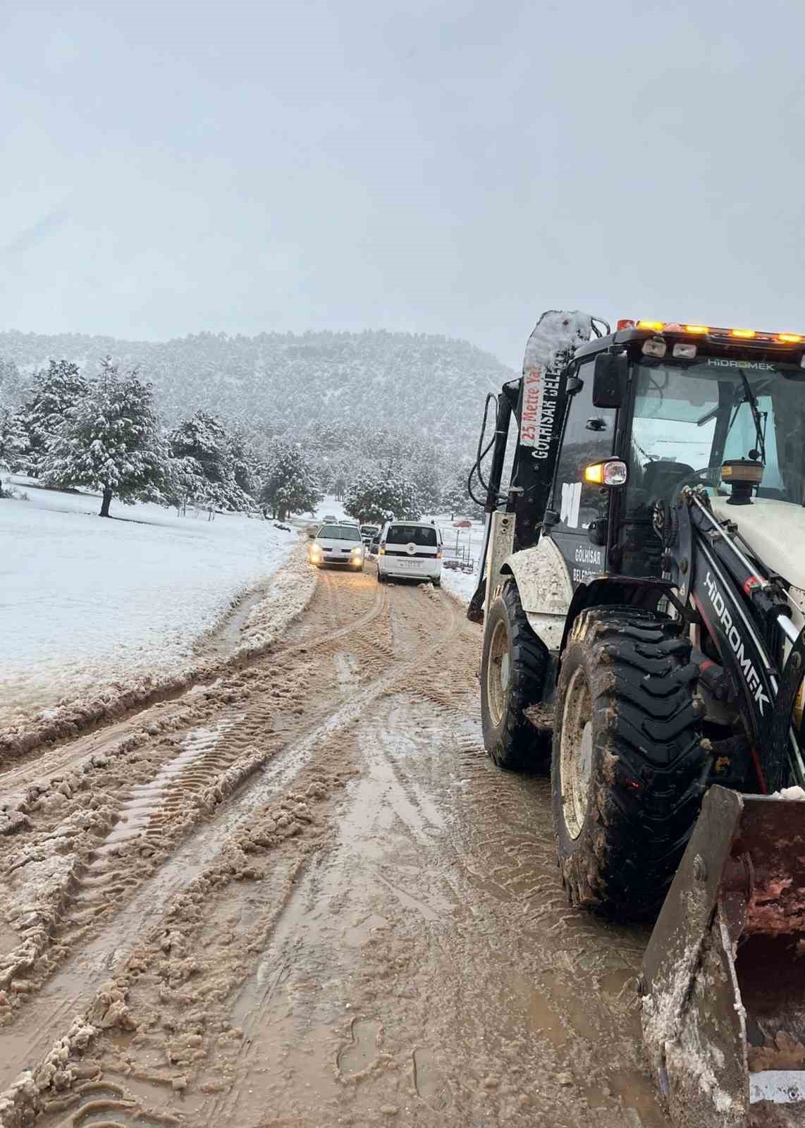Burdur’da karda mahsur kalanlar kurtarıldı
Burdur’da karda mahsur kalanlar kurtarıldı