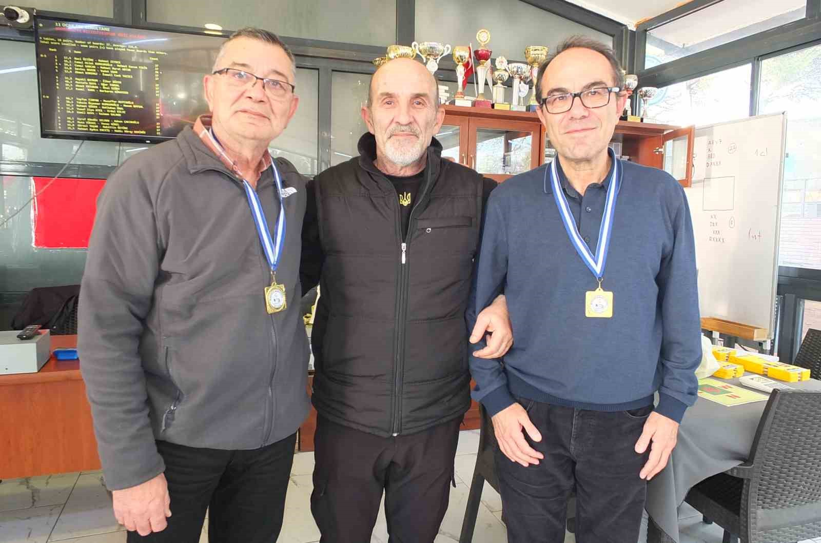 Burhaniye’ de briç turnuvaları devam ediyor
Burhaniye’ de briç turnuvaları devam ediyor