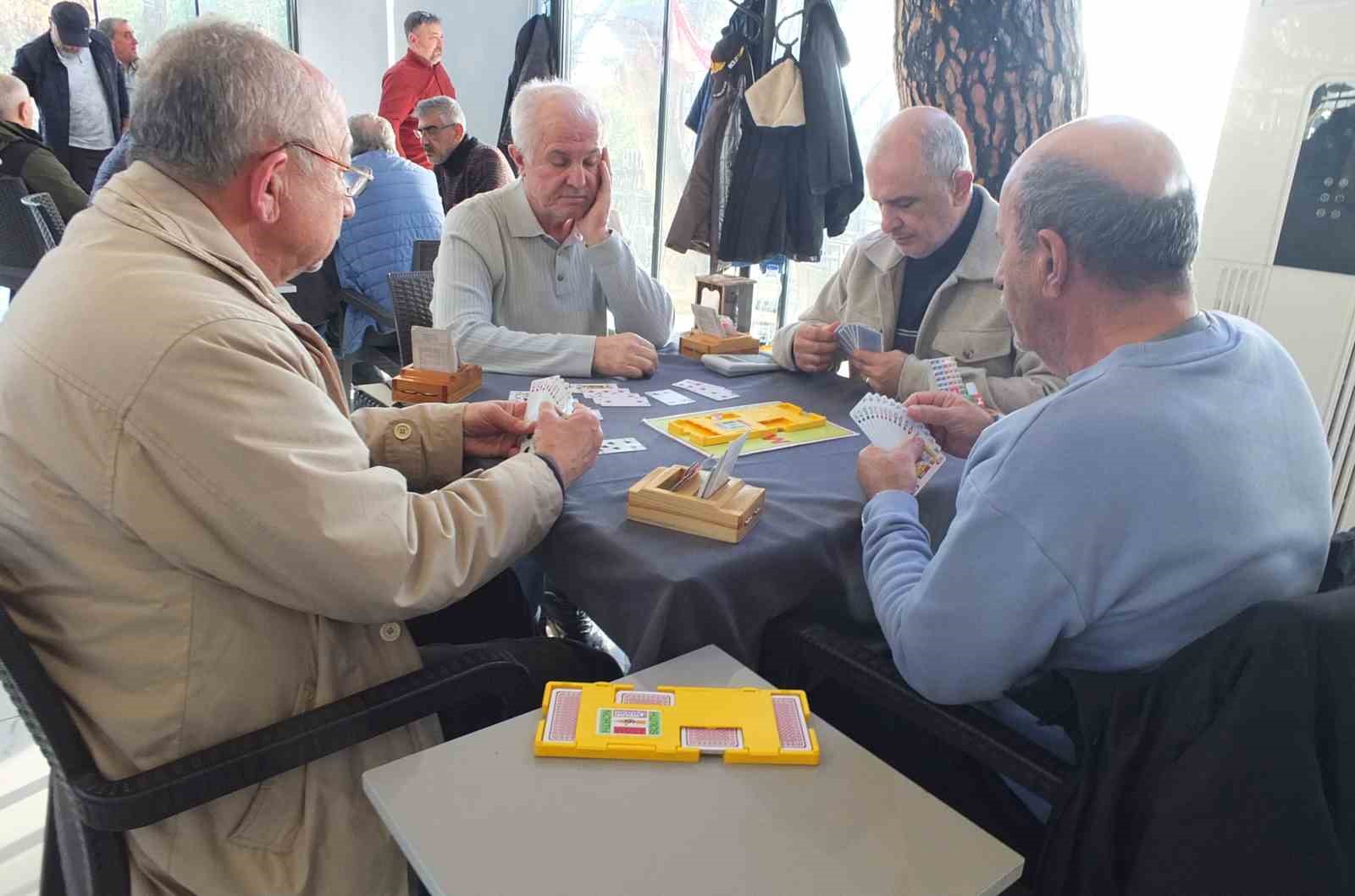 Burhaniye’ de briç turnuvaları devam ediyor
Burhaniye’ de briç turnuvaları devam ediyor