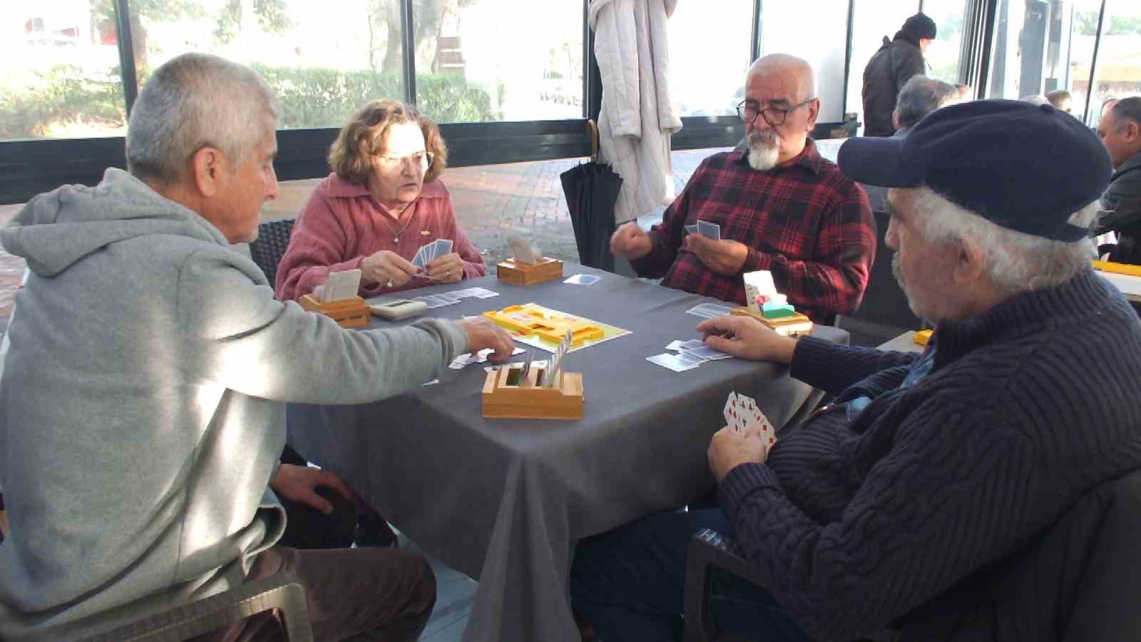 Burhaniye’ de briç turnuvaları devam ediyor
Burhaniye’ de briç turnuvaları devam ediyor