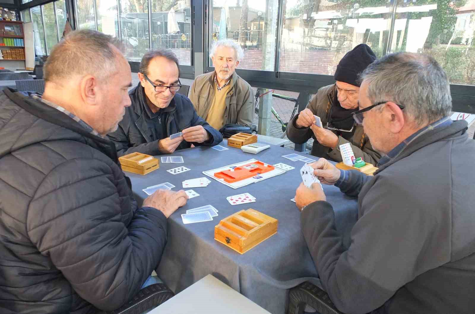 Burhaniye’ de briç turnuvaları devam ediyor
Burhaniye’ de briç turnuvaları devam ediyor