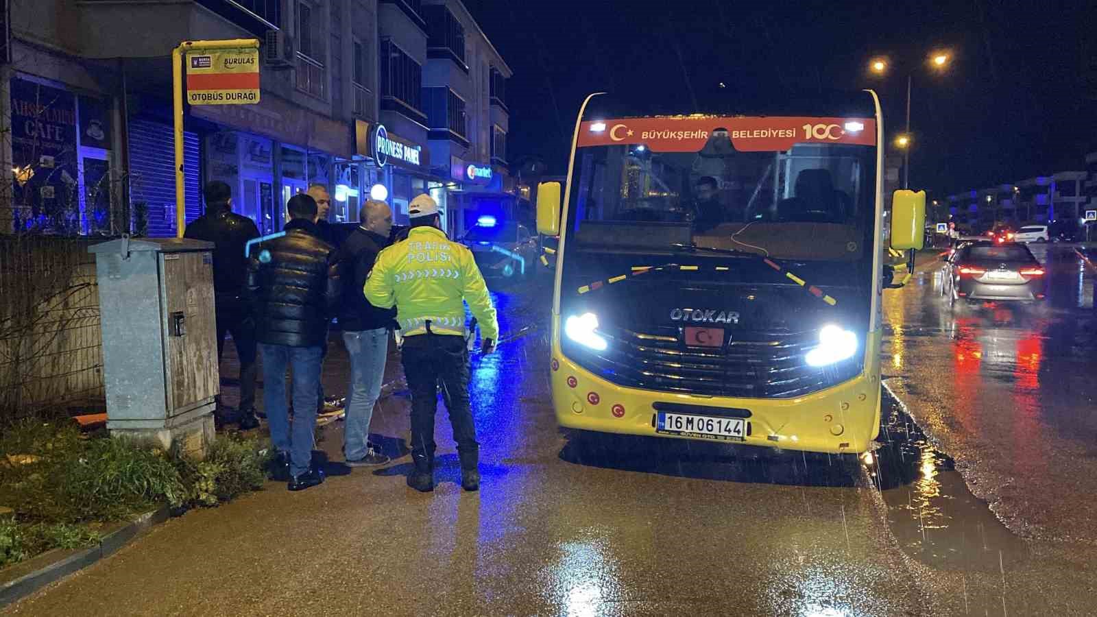 Bursa’da halk minibüsü anne ve kızına çarptı: 2 yaralı
Bursa’da halk minibüsü anne ve kızına çarptı: 2 yaralı