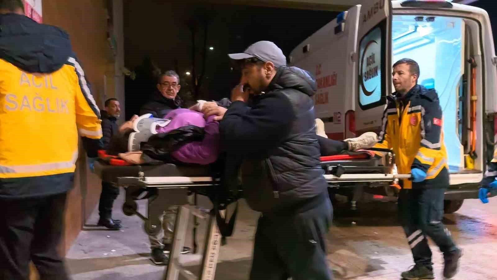 Bursa’da halk minibüsü anne ve kızına çarptı: 2 yaralı
Bursa’da halk minibüsü anne ve kızına çarptı: 2 yaralı