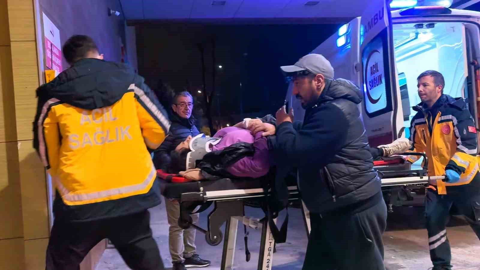 Bursa’da halk minibüsü anne ve kızına çarptı: 2 yaralı
Bursa’da halk minibüsü anne ve kızına çarptı: 2 yaralı