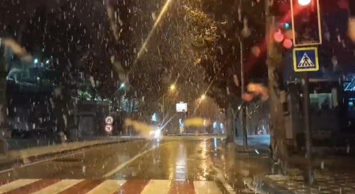 Bursa’da kar yağışı etkisini göstermeye başladı
Bursa’da kar yağışı etkisini göstermeye başladı