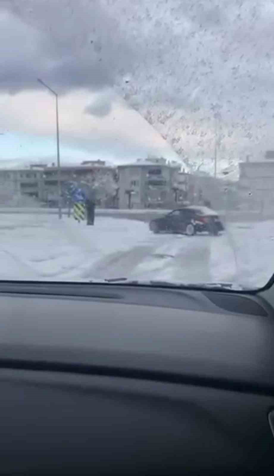 Bursa’da kar yağışını fırsat bildi, kavşakta drift attı
Bursa’da kar yağışını fırsat bildi, kavşakta drift attı