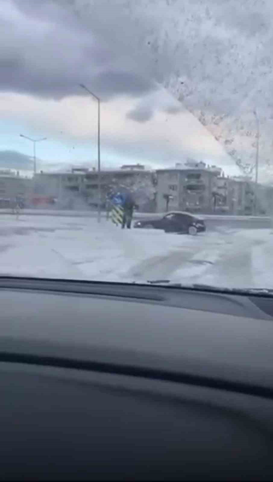 Bursa’da kar yağışını fırsat bildi, kavşakta drift attı
Bursa’da kar yağışını fırsat bildi, kavşakta drift attı