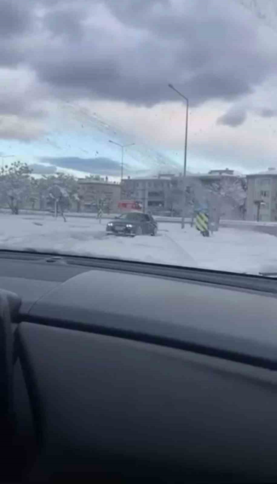 Bursa’da kar yağışını fırsat bildi, kavşakta drift attı
Bursa’da kar yağışını fırsat bildi, kavşakta drift attı