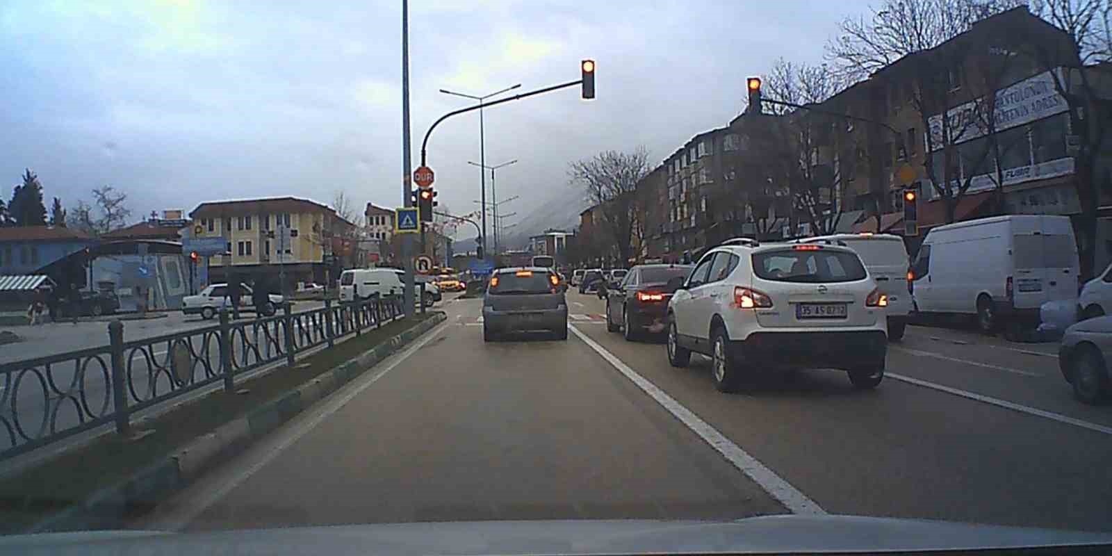 Bursa’da kırmızı ışık ihlali kaza getiriyordu...Yayanın canını hiçe saydı
Bursa’da kırmızı ışık ihlali kaza getiriyordu...Yayanın canını hiçe saydı