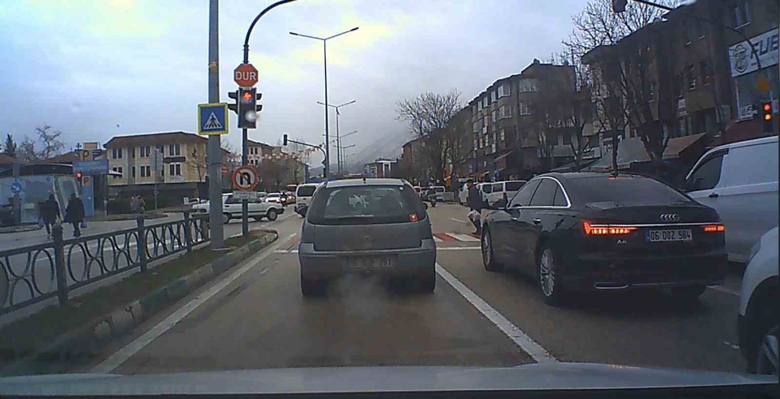 Bursa’da kırmızı ışık ihlali kaza getiriyordu...Yayanın canını hiçe saydı
Bursa’da kırmızı ışık ihlali kaza getiriyordu...Yayanın canını hiçe saydı