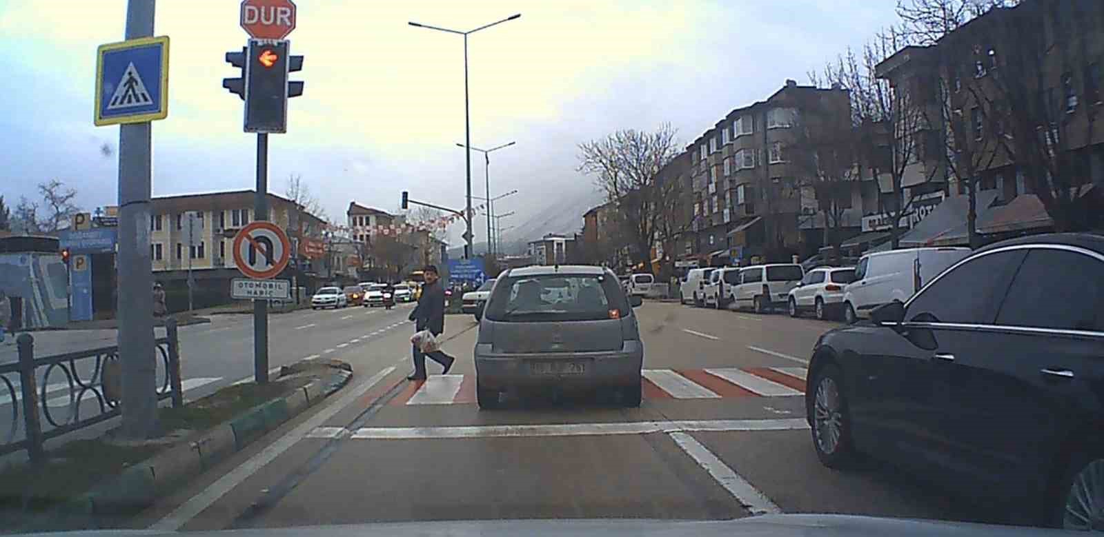 Bursa’da kırmızı ışık ihlali kaza getiriyordu...Yayanın canını hiçe saydı
Bursa’da kırmızı ışık ihlali kaza getiriyordu...Yayanın canını hiçe saydı