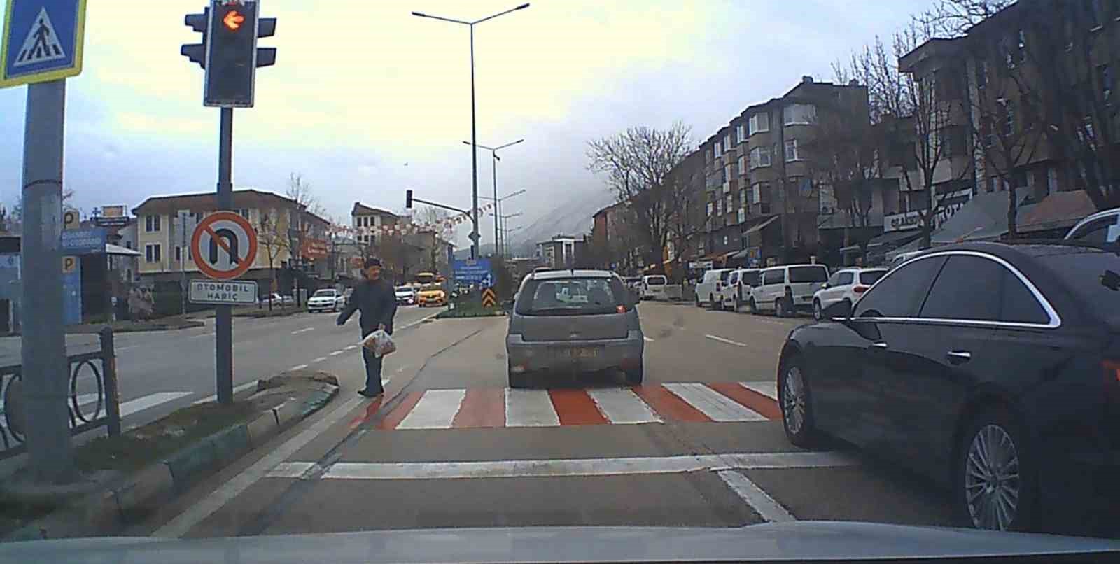 Bursa’da kırmızı ışık ihlali kaza getiriyordu...Yayanın canını hiçe saydı
Bursa’da kırmızı ışık ihlali kaza getiriyordu...Yayanın canını hiçe saydı