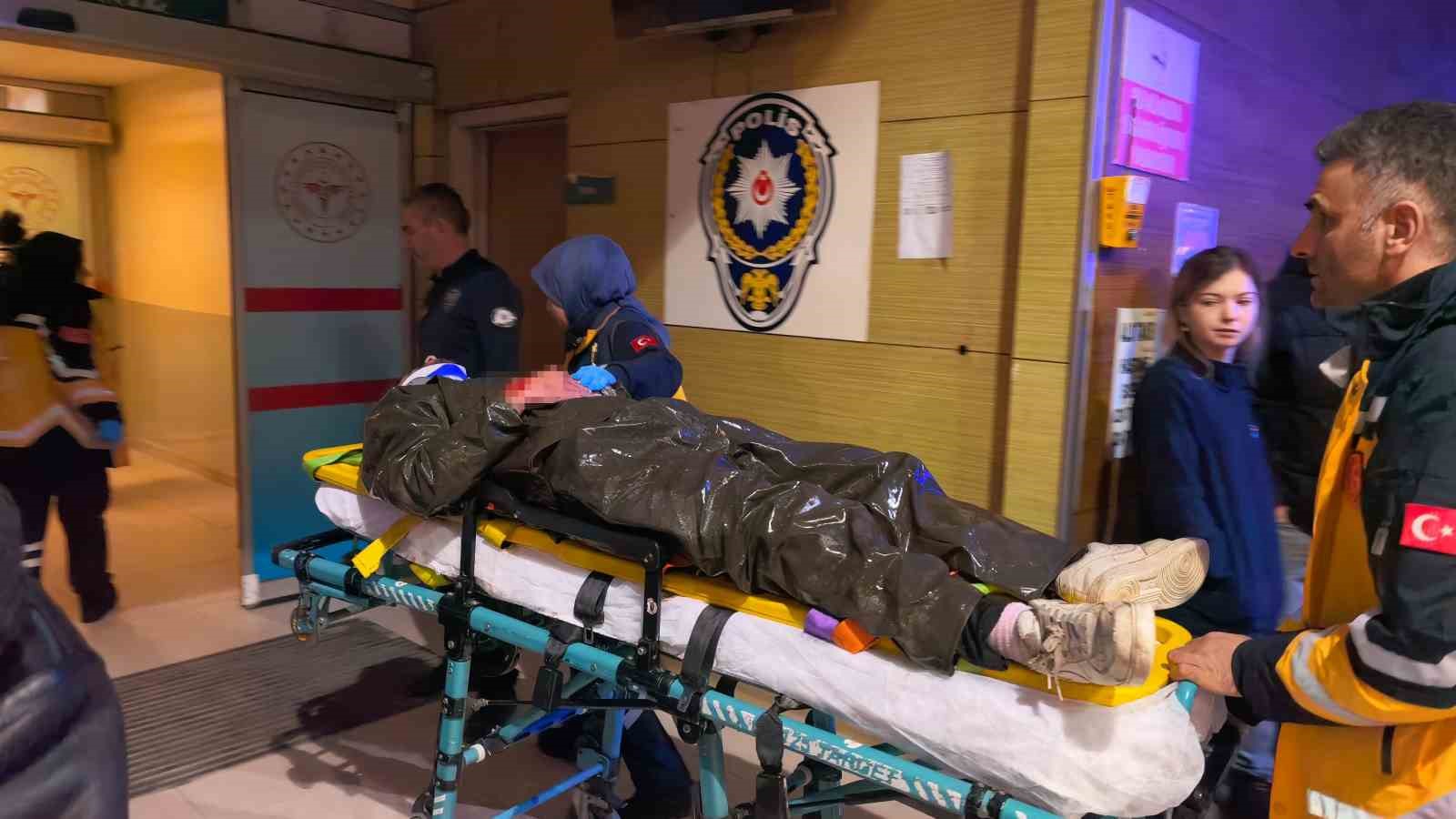 Bursa’da motosiklet yayalara çarptı: 1’i ağır 2 yaralı
