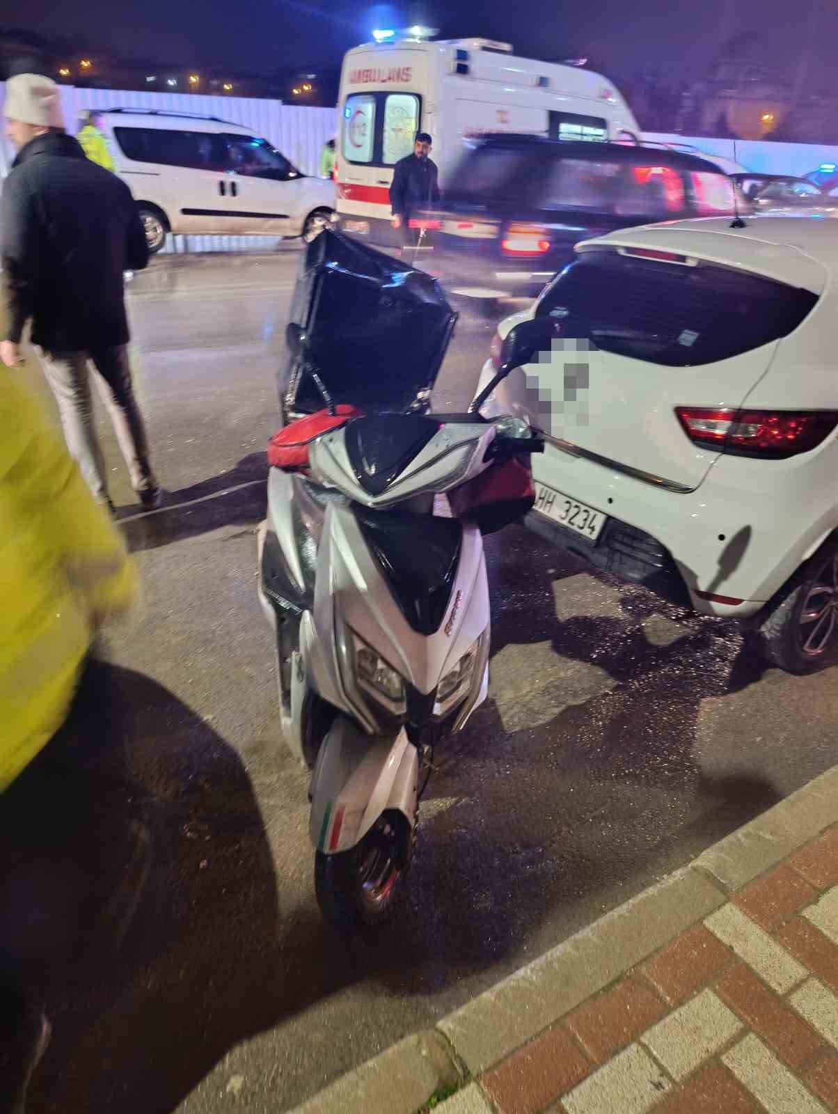 Bursa’da motosiklet yayalara çarptı: 1’i ağır 2 yaralı
