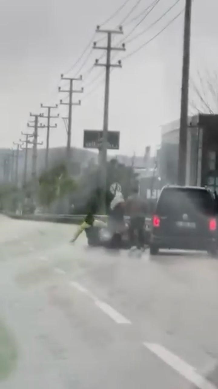 Bursa’da tartıştığı kuryeyi dövdü: O anlar kameraya yansıdı
Bursa’da tartıştığı kuryeyi dövdü: O anlar kameraya yansıdı