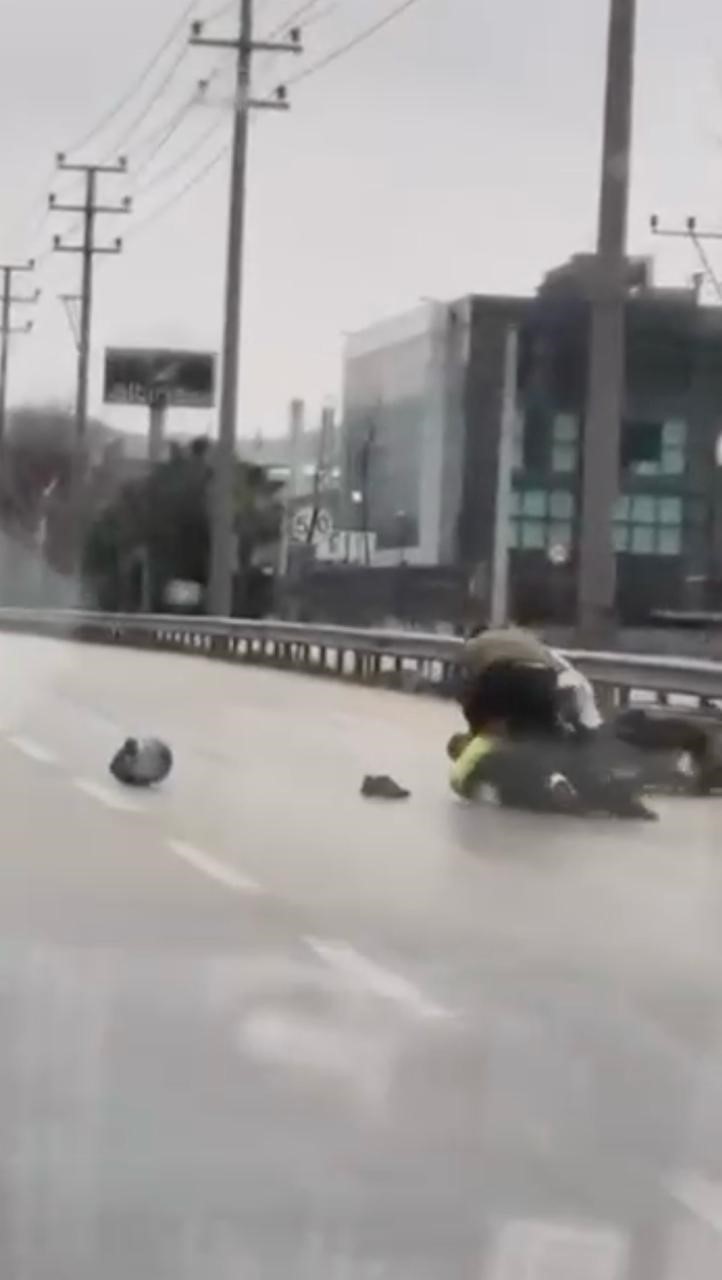 Bursa’da tartıştığı kuryeyi dövdü: O anlar kameraya yansıdı
Bursa’da tartıştığı kuryeyi dövdü: O anlar kameraya yansıdı