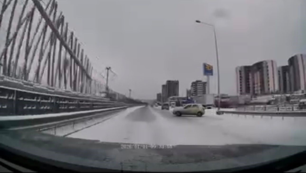 Bursa’da yoğun kar yağışı kazaları beraberinde getirdi
Bursa’da yoğun kar yağışı kazaları beraberinde getirdi