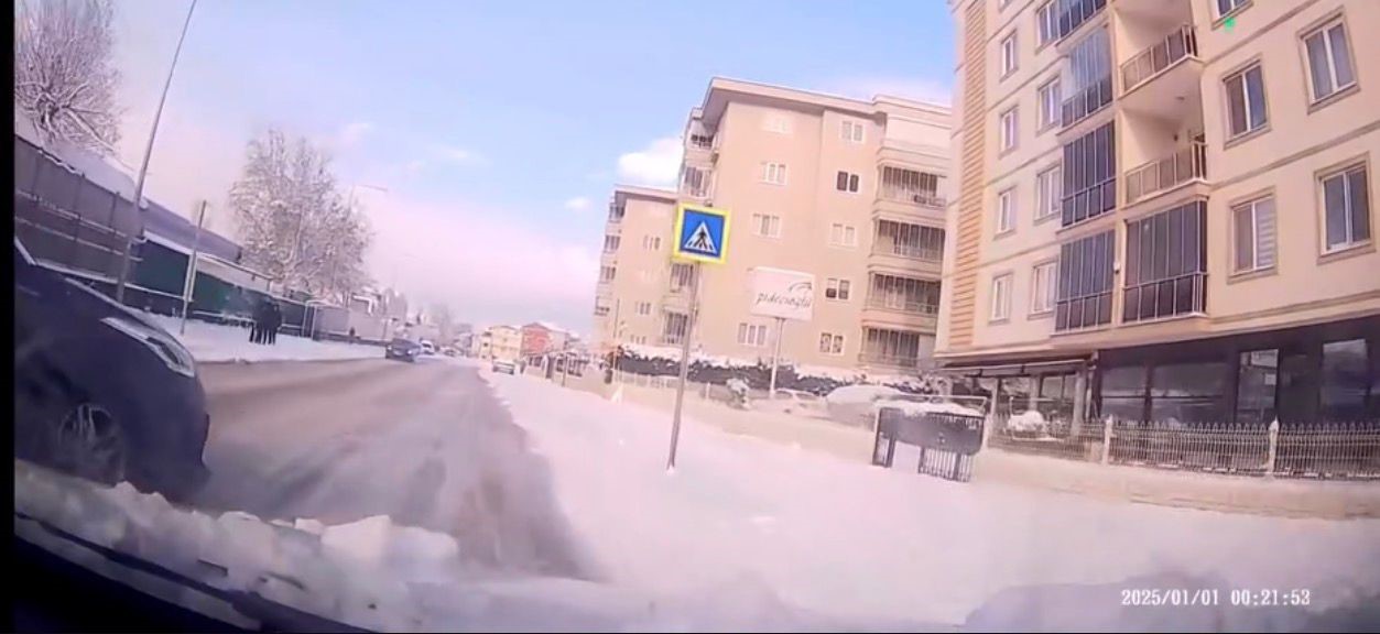 Bursa’da yoğun kar yağışı kazaları beraberinde getirdi
Bursa’da yoğun kar yağışı kazaları beraberinde getirdi