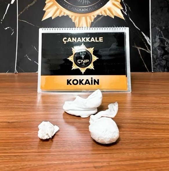 Çanakkale’de piyasa değeri yaklaşık 7 milyon TL değerinden uyuşturucu maddeler ele geçirildi
Çanakkale’de piyasa değeri yaklaşık 7 milyon TL değerinden uyuşturucu maddeler ele geçirildi