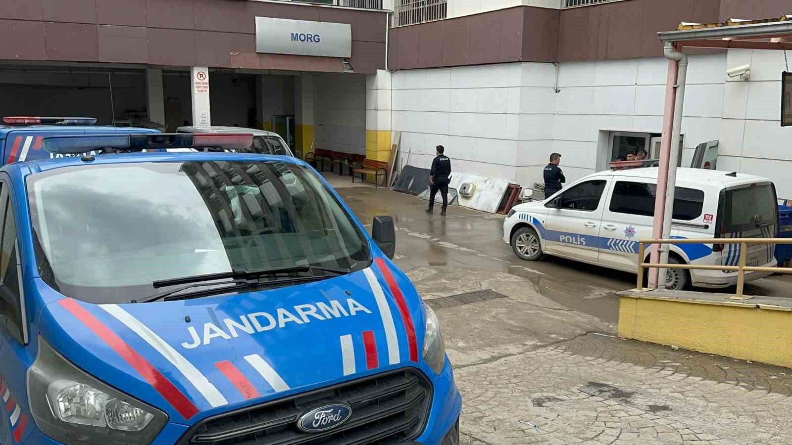 Çatıdan düşen bina yöneticisi hayatını kaybetti
Çatıdan düşen bina yöneticisi hayatını kaybetti