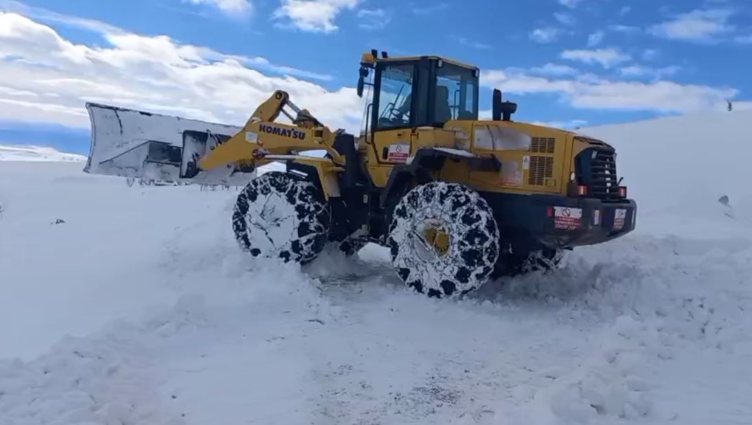 Cenaze aracı yolda kaldı, iş makineleri kapanan yolu açtı
Cenaze aracı yolda kaldı, iş makineleri kapanan yolu açtı