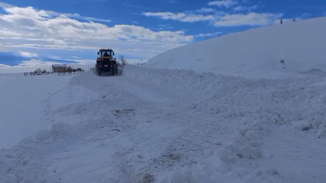 Cenaze aracı yolda kaldı, iş makineleri kapanan yolu açtı
Cenaze aracı yolda kaldı, iş makineleri kapanan yolu açtı