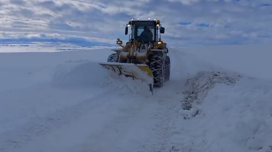 Cenaze aracı yolda kaldı, iş makineleri kapanan yolu açtı
Cenaze aracı yolda kaldı, iş makineleri kapanan yolu açtı