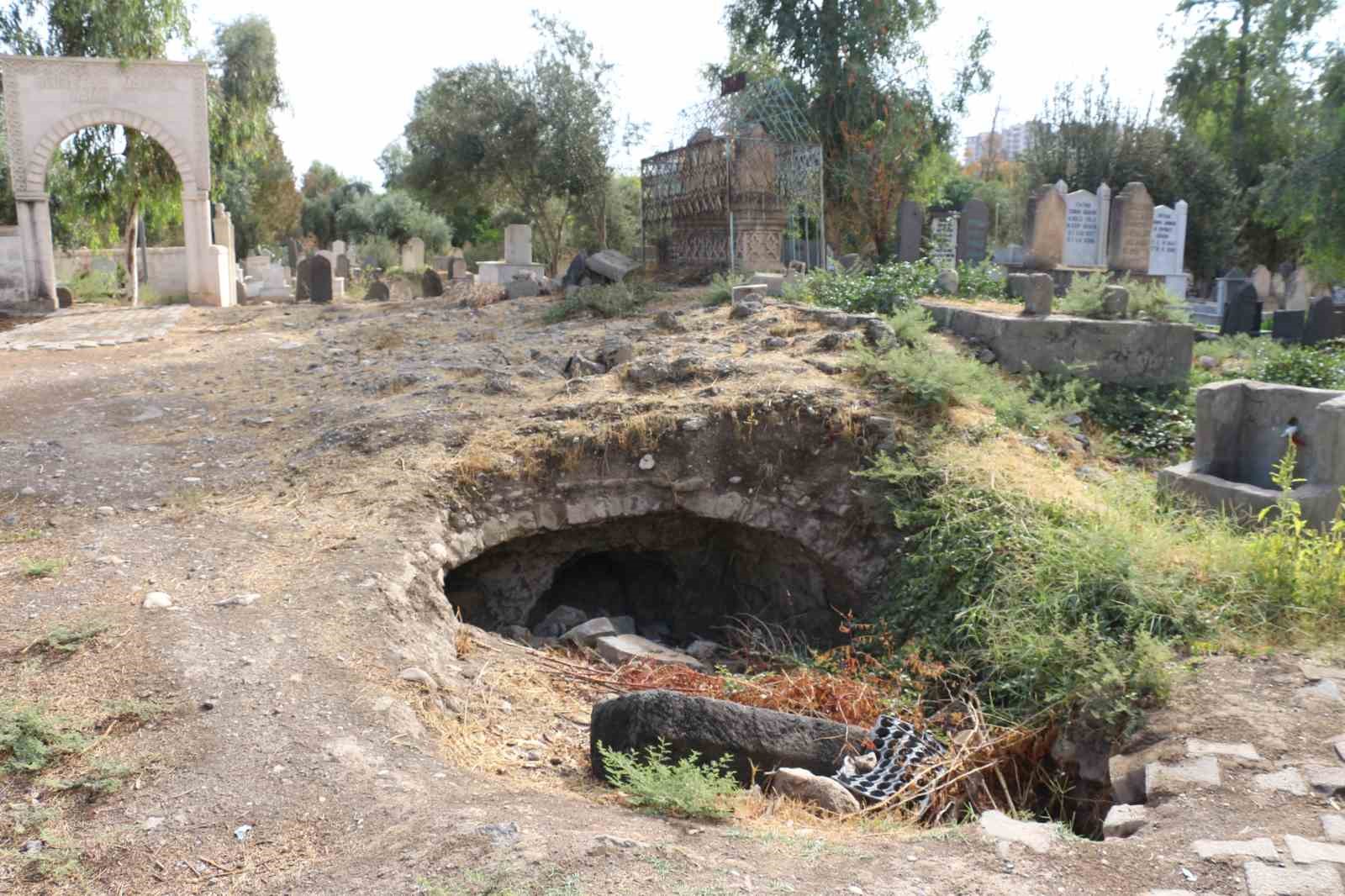 Cizre’de definecilerin hedefindeki tarihi medreseye restorasyon talebi
Cizre’de definecilerin hedefindeki tarihi medreseye restorasyon talebi