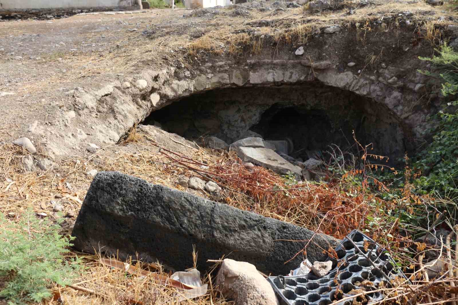 Cizre’de definecilerin hedefindeki tarihi medreseye restorasyon talebi
Cizre’de definecilerin hedefindeki tarihi medreseye restorasyon talebi