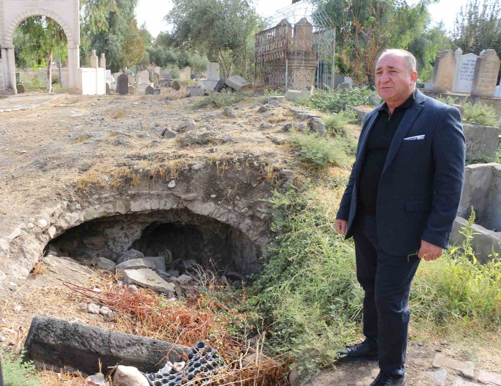 Cizre’de definecilerin hedefindeki tarihi medreseye restorasyon talebi
Cizre’de definecilerin hedefindeki tarihi medreseye restorasyon talebi