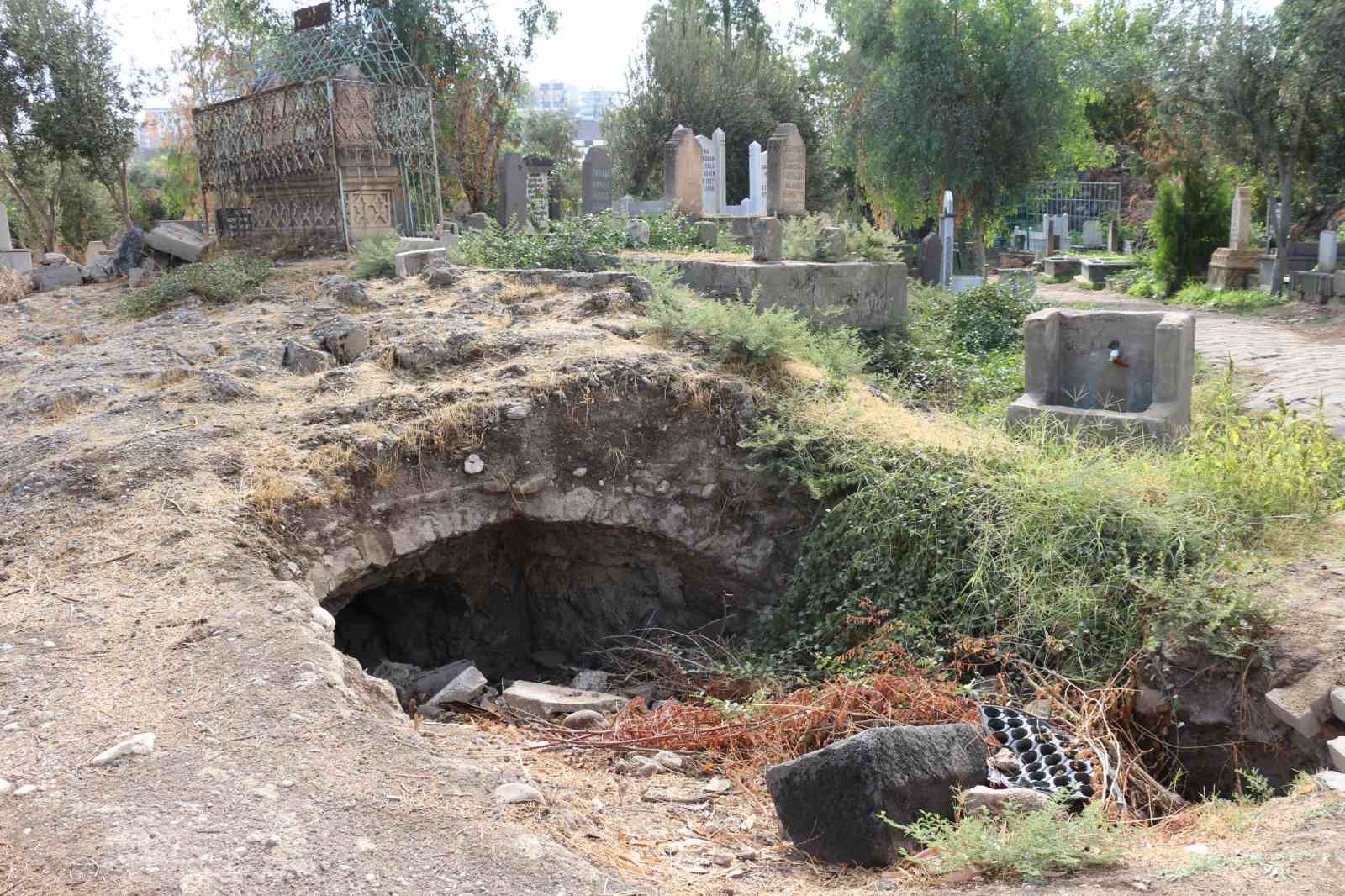Cizre’de definecilerin hedefindeki tarihi medreseye restorasyon talebi
Cizre’de definecilerin hedefindeki tarihi medreseye restorasyon talebi