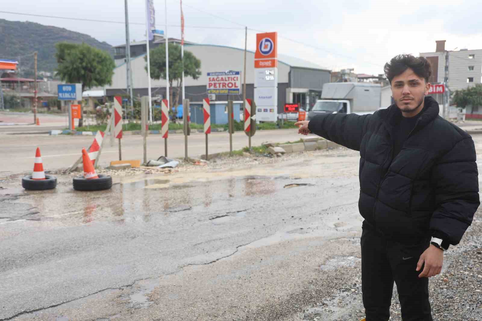 Çukura düşen araçları durdurmaya çalıştı, başarısız oldu
Çukura düşen araçları durdurmaya çalıştı, başarısız oldu