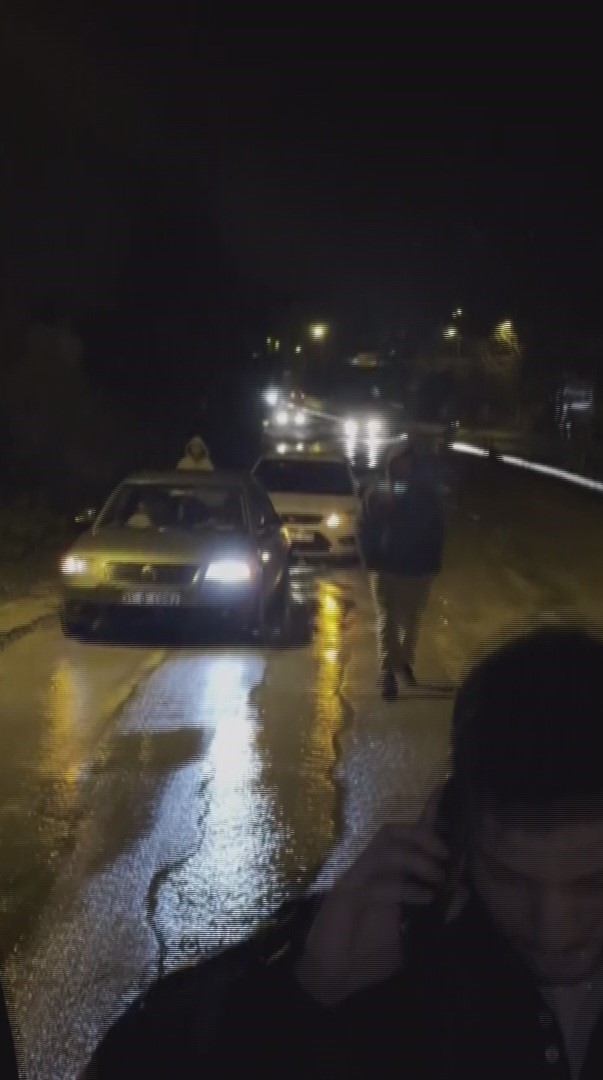 Çukura düşen araçları durdurmaya çalıştı, başarısız oldu
Çukura düşen araçları durdurmaya çalıştı, başarısız oldu