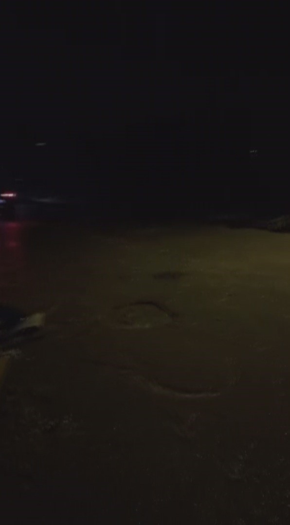 Çukura düşen araçları durdurmaya çalıştı, başarısız oldu
Çukura düşen araçları durdurmaya çalıştı, başarısız oldu