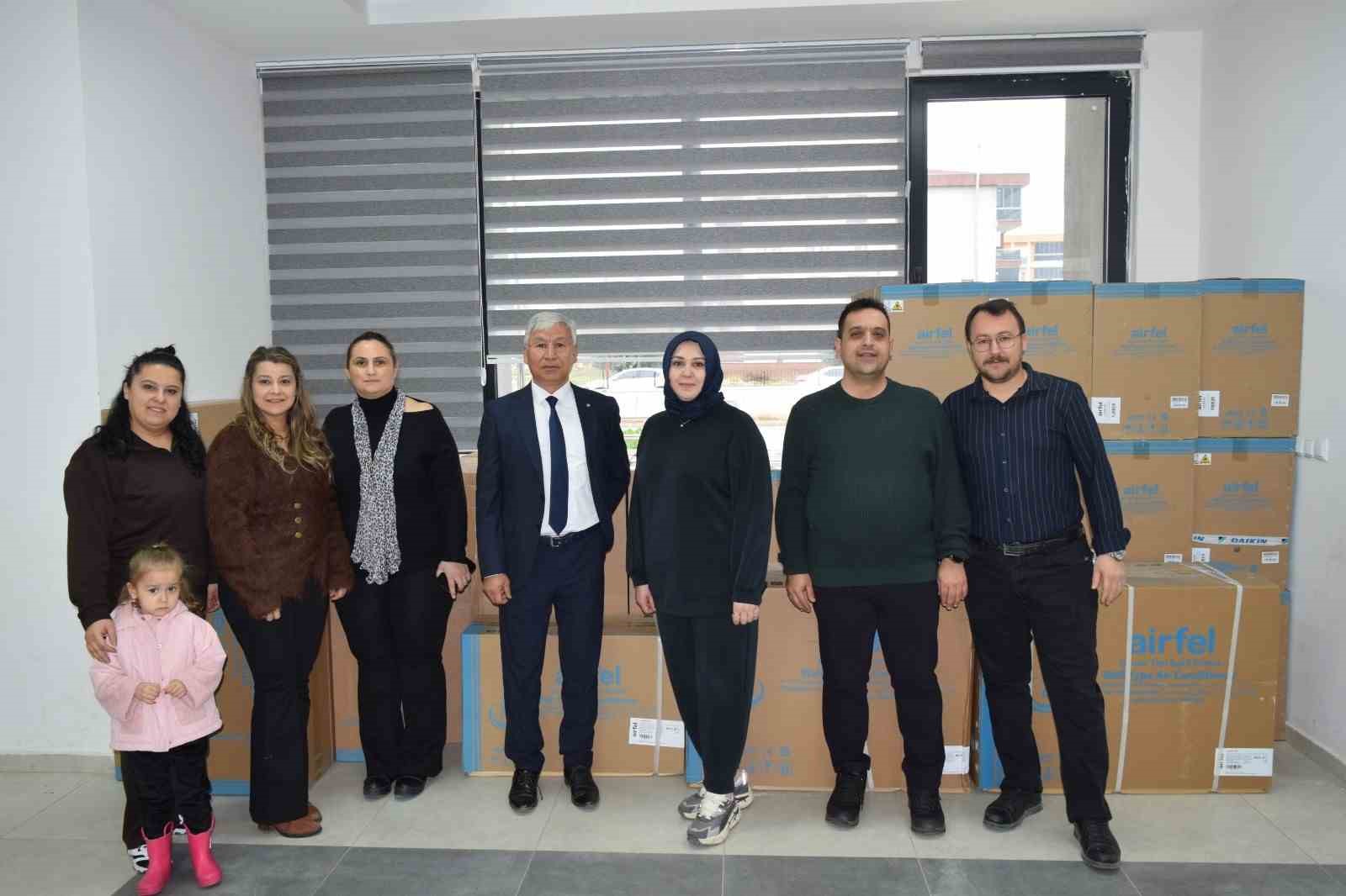 Dayanışmayla okula 26 adet klima kazandırıldı
Dayanışmayla okula 26 adet klima kazandırıldı