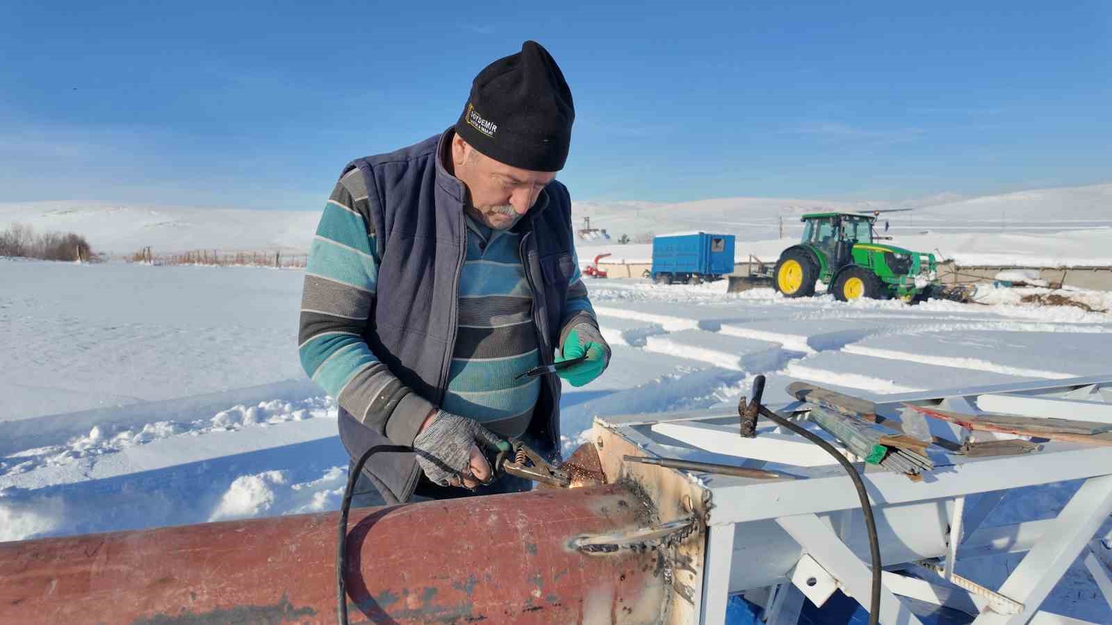 Dededen kalma mesleğini geliştirerek rüzgârgülü imalatı yapıyor
Dededen kalma mesleğini geliştirerek rüzgârgülü imalatı yapıyor